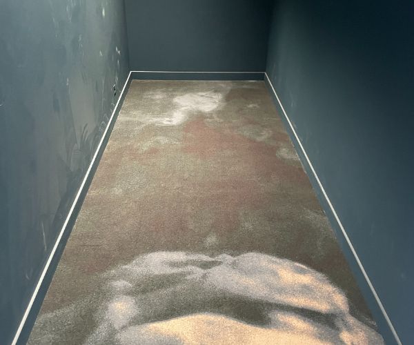 Pose de moquette design sur mesure dans un couloir